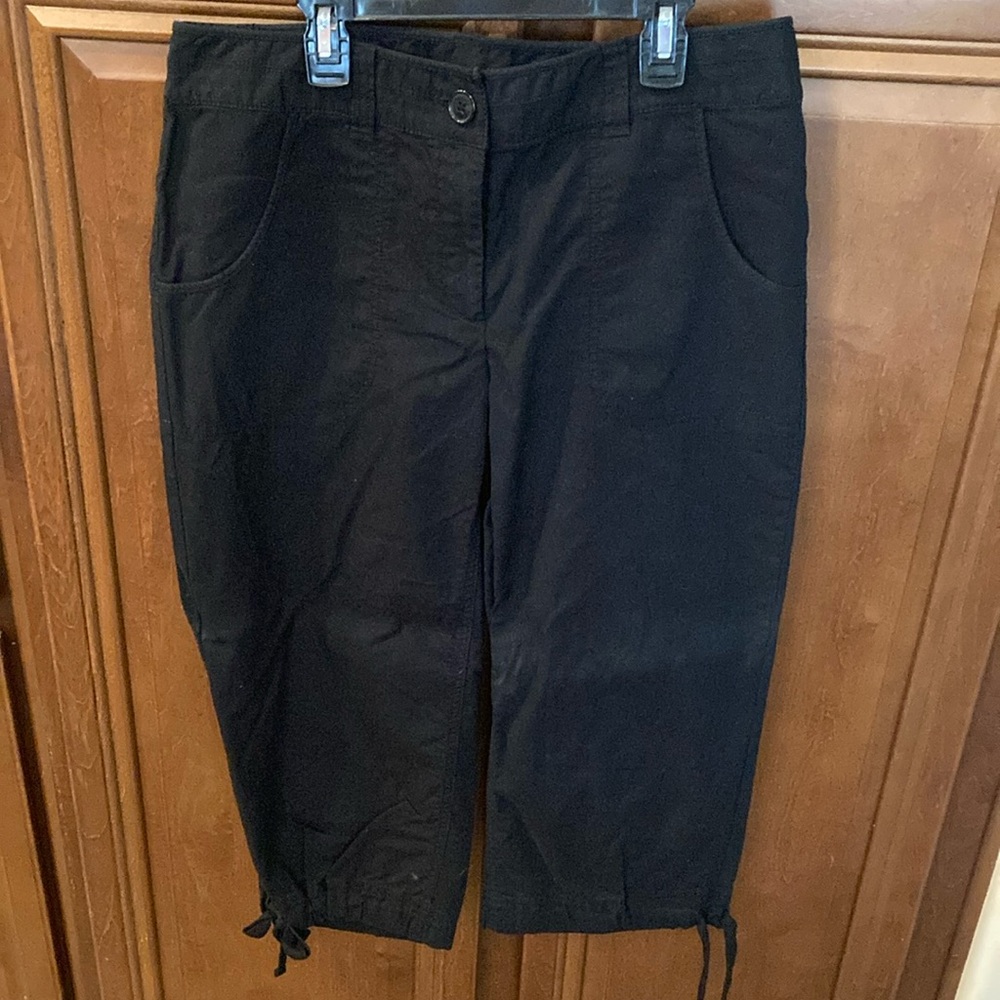 H&M Black Capri Pants with Durable Cotton Blend